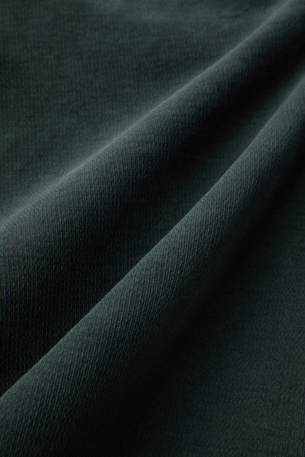 따뜻하고 포근한 겨울을 위한 코듀로이 기모 아티보(Attivo) 팬츠입니다. 부드러운 촉감의 코듀로이 소재에 면, 스판을 혼방하여 편안한 착용감을 선사하며, 안감 기모 처리로 보온성을 높였습니다. 베이직한 디자인에 일자핏으로 어떤 스타일에도 잘 어울리며, 양쪽 사이드 포켓과 뒷 포켓, 헨리코튼 라벨 디테일로 실용성을 더했습니다. 사이드 밴딩으로 편안하게 착용 가능하며, 출근룩, 모임룩 등 다양한 TPO에 활용할 수 있습니다. 클래식, 미니멀, 캐주얼 스타일을 즐겨 입는 분들께 추천합니다.
