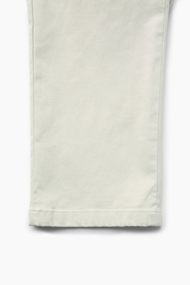 아티보(Attivo) 솔리드 팬츠는 남성용 바지로, 가을과 겨울에 착용하기 좋은 긴 기장의 일자핏 바지입니다. 베이지 색상에 면과 스판 소재 혼방으로 제작되어 부드러운 촉감을 선사합니다. 캐주얼하고 베이직한 스타일로, 출근룩이나 비즈니스 캐주얼에 활용하기 좋습니다. 양 사이드 포켓과 뒷 포켓, 그리고 사틴 소재 디테일이 특징이며, 사이드 밴딩 처리로 편안한 착용감을 제공합니다. 미니멀하고 클래식한 스타일을 선호하는 분들께 추천합니다.
