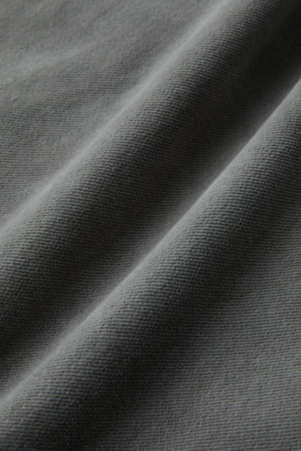 몰스킨 다잉 테이퍼드 팬츠는 가을, 겨울 시즌에 어울리는 남성용 바지입니다. 부드러운 촉감의 면과 스판덱스 혼방 소재로 제작되어 편안한 착용감을 선사하며, 두께감 있는 원단으로 보온성을 높였습니다. 가먼트 다잉 처리로 자연스러운 색감과 빈티지한 느낌을 살렸으며, 베이직하고 캐주얼한 스타일에 핏한 디자인입니다. 원턱 디자인과 테이퍼드 핏으로 다리가 길어 보이는 효과를 주며, 출근룩이나 비즈니스 캐주얼, 캐주얼, 클래식, 미니멀 스타일 연출에 적합합니다. 헨리코튼 라벨과 양쪽 사이드 포켓, 뒷 포켓 디테일로 실용성을 더했습니다.
