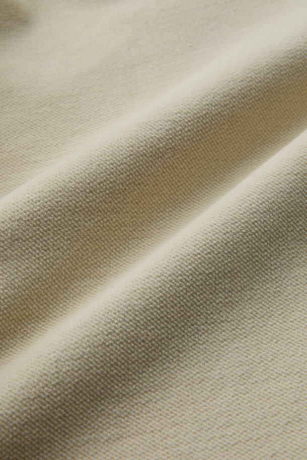 매끄러운 촉감과 따뜻한 착용감을 선사하는 몰스킨 다잉 테이퍼드 팬츠입니다. 가먼트 다잉 처리로 은은한 색감과 자연스러운 멋을 더했으며, 면과 스판덱스 혼방 소재로 편안한 활동성을 제공합니다. 여유 있는 핏과 원턱 디자인으로 세련된 실루엣을 연출하며, 양쪽 사이드 포켓과 뒷 포켓으로 실용성을 높였습니다. 가을, 겨울 시즌 출근룩, 비즈니스 캐주얼, 캐주얼, 클래식, 미니멀 스타일 모두 소화 가능한 베이직 아이템으로 헨리코튼 라벨이 부착되어 있습니다.
