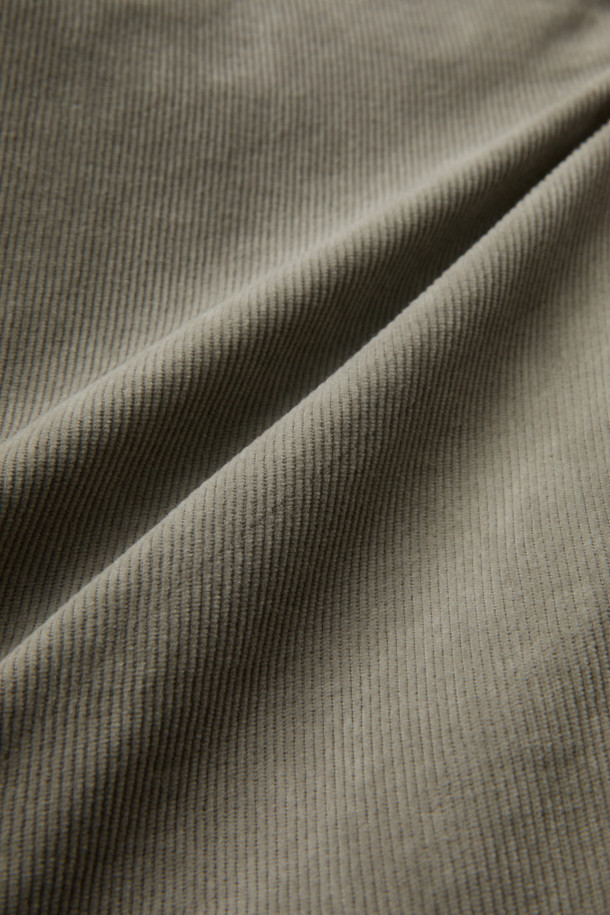 부드러운 코듀로이 소재로 제작되어 편안한 착용감을 선사하는 코듀로이 다잉 테이퍼드 팬츠입니다. 가을, 겨울 시즌에 어울리는 긴 기장감과 베이직한 디자인으로, 캐주얼하고 미니멀한 스타일을 연출하기 좋습니다. 카키, 올리브 두 가지 색상으로 출시되어, 출근룩이나 데이트룩 등 다양한 TPO에 활용 가능합니다. 가먼트다잉 공법으로 은은한 색감과 포켓 디자인이 특징이며, 면, 스판 혼방으로 제작되어 활동성을 높였습니다. 테이퍼드 핏으로 다리 라인을 슬림하게 잡아주어 세련된 핏을 완성합니다.
