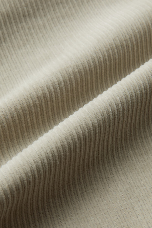 부드러운 코듀로이 소재로 제작되어 편안한 착용감을 선사하는 코듀로이 스트링 팬츠입니다. 일상생활에서 활용하기 좋은 릴랙스핏 디자인으로, 캐주얼하고 미니멀한 스타일을 연출합니다. 허리 드로우스트링으로 허리 사이즈를 조절할 수 있으며, 양 사이드 포켓과 뒷포켓으로 실용성을 더했습니다. 가을과 겨울에 따뜻하게 착용할 수 있으며, 베이지 색상으로 다양한 상의와 매치하기 용이합니다. 출근룩과 캠핑룩 등, TPO에 맞게 폭넓게 활용할 수 있습니다.
