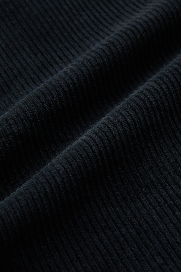 부드러운 코듀로이 소재로 제작되어 포근한 착용감을 선사하는 코듀로이 스트링 팬츠입니다. 허리 드로우스트링으로 편안한 착용감과 핏 조절이 가능하며, 양 사이드 포켓과 뒷 포켓으로 실용성을 더했습니다. 캐주얼, 미니멀, 클래식 스타일을 모두 아우르는 디자인으로, 출근룩이나 캠핑룩 등 다양한 TPO에 활용하기 좋습니다. 가을, 겨울 시즌에 안성맞춤이며, 릴랙스핏으로 편안하게 활동할 수 있습니다. 무지 디자인의 블랙 컬러로 어떤 상의와도 쉽게 매치하여 스타일리시한 룩을 연출해보세요.
