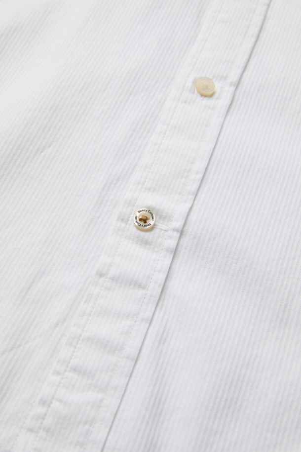 가을 잔조직 셔츠는 베이직한 스타일의 면 셔츠입니다. 화이트 컬러의 레귤러핏으로, 출근룩, 비즈니스 캐주얼, 오피스룩 등 다양한 TPO에 적합합니다. 긴 소매와 버튼다운 네크라인 디자인이 특징이며, 가슴 부분의 로고 자수 디테일이 돋보입니다. 은은한 조직감과 뒷면 요크 주름으로 세련된 실루엣을 연출하며, 클래식, 미니멀, 캐주얼 스타일을 모두 소화할 수 있습니다.
