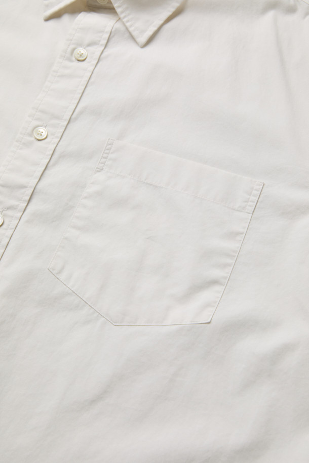 [Imported Fabric] 가을 솔리드 셔츠 (릴렉스핏)는 부드러운 면 소재로 제작되어 편안한 착용감을 선사합니다. 베이직하고 캐주얼한 스타일로 출근룩, 데이트룩 등 다양한 TPO에 활용 가능하며, 미니멀, 캐주얼, 클래식 스타일을 선호하는 분들께 적합합니다. 릴렉스 핏으로 편안하게 떨어지는 실루엣과 칼라넥 디자인이 특징이며, 가슴 포켓과 뒷면 요크 주름, 헨리코튼 라벨 디테일로 포인트를 더했습니다. 화이트, 아이보리 두 가지 솔리드 컬러로 출시되어 가을 시즌 데일리 셔츠로 활용하기 좋습니다. 긴 소매 기장의 레귤러 기장 셔츠입니다.
