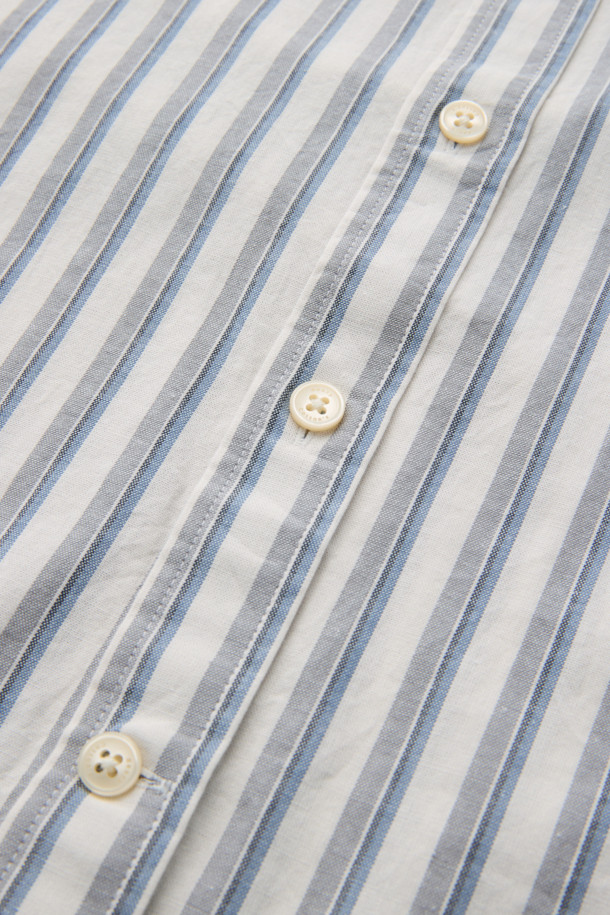 포르투갈 TMG사 원단의 [Imported Fabric] 아이보리 스트라이프 셔츠입니다. 부드러운 코튼 100% 소재로 제작되어 빈티지한 촉감을 선사하며, 가을 시즌 비즈니스 캐주얼 및 출근룩에 적합합니다. 레귤러핏으로 편안한 착용감을 제공하며, 버튼다운칼라와 긴소매 디자인으로 세련된 스타일을 연출합니다. 가슴 로고 자수와 뒷면 요크 주름 디테일이 돋보이며, 캐주얼부터 클래식, 미니멀 스타일까지 폭넓게 소화 가능합니다.
