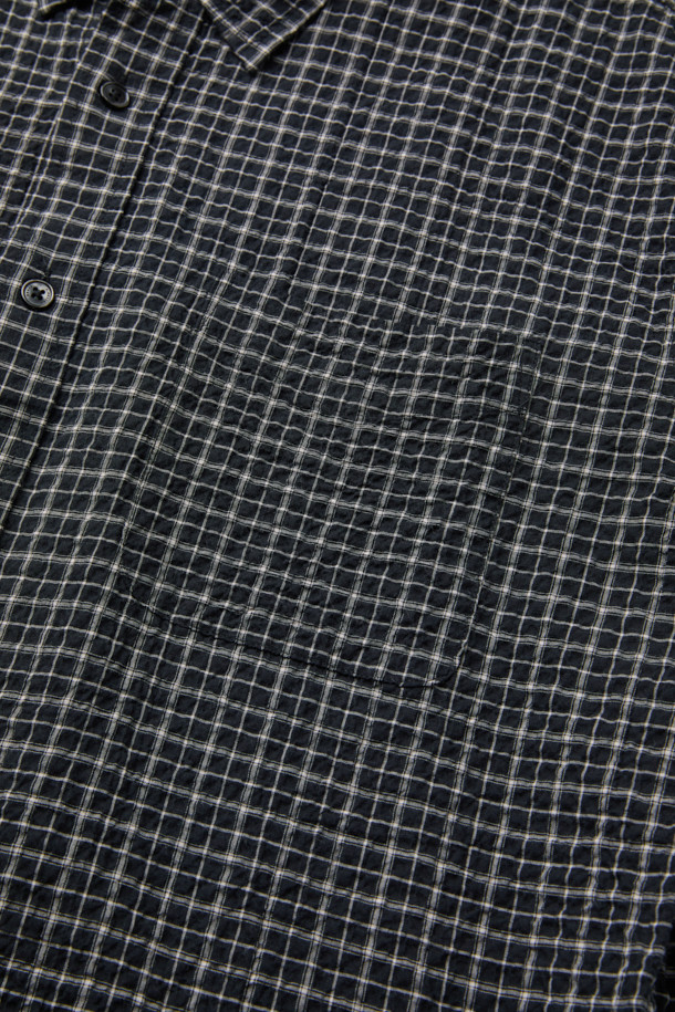 블랙 써커 체크 셔츠 (컴포트핏)는 비즈니스 캐주얼과 일상 모두에 어울리는 셔츠입니다. 시원한 착용감을 선사하는 시어서커 원단과 신축성 있는 소재로 편안한 착용감을 제공합니다. 캐주얼, 클래식, 미니멀 스타일을 모두 소화할 수 있으며, 가을에 적합합니다. 블랙 컬러의 체크 패턴과 긴 소매 디자인이 특징이며, 가슴 포켓과 뒷면 요크 주름 디테일로 포인트를 더했습니다. 가슴둘레는 122CM이며, 컴포트핏으로 제작되었습니다.
