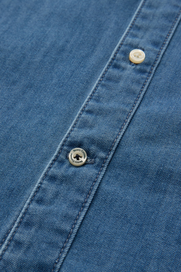 캐주얼과 클래식 스타일을 넘나드는 데님 셔츠입니다. 코튼 100% 소재로 제작되어 부드러운 착용감을 선사하며, 레귤러핏으로 편안하게 착용 가능합니다. 은은한 워싱 기법과 뒷면 요크 주름 디테일이 돋보이며, 컬러 자수 포인트로 은은한 멋을 더했습니다. 가을, 겨울 시즌 데이트룩, 출근룩 등 다양한 TPO에 활용하기 좋은, 활용도 높은 긴소매 셔츠입니다.
