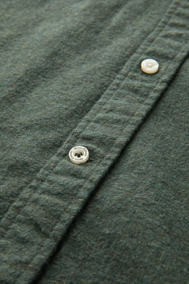 세련된 스타일을 완성하는 트윌 솔리드 셔츠 (레귤러핏)입니다. 가을/겨울 시즌에 적합하며, 비즈니스 캐주얼 및 클래식 스타일 연출에 용이합니다. 산뜻한 그린 컬러의 무지 디자인으로, 어떤 하의와도 잘 어울립니다. 면 소재로 제작되어 부드러운 착용감을 선사하며, 가슴 로고 자수와 카라 버튼 다운 디테일이 돋보입니다. 뒷면 요크 주름 처리로 활동성을 높였습니다.
