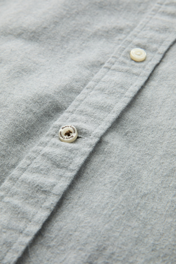 **트윌 솔리드 셔츠 (레귤러핏)**는 가을, 겨울에 착용하기 좋은 남성용 상의입니다. 비즈니스 캐주얼, 출근룩, 회의룩 등 다양한 TPO에 활용 가능하며, 클래식, 미니멀 스타일을 연출하기에 적합합니다. 면 소재의 긴소매 셔츠로, 레귤러핏과 버튼다운 칼라 디자인이 특징입니다. 그레이 컬러의 무지 패턴으로, 가슴 로고 자수와 카라 버튼 다운, 뒷면 요크 주름 디테일이 돋보입니다. 
