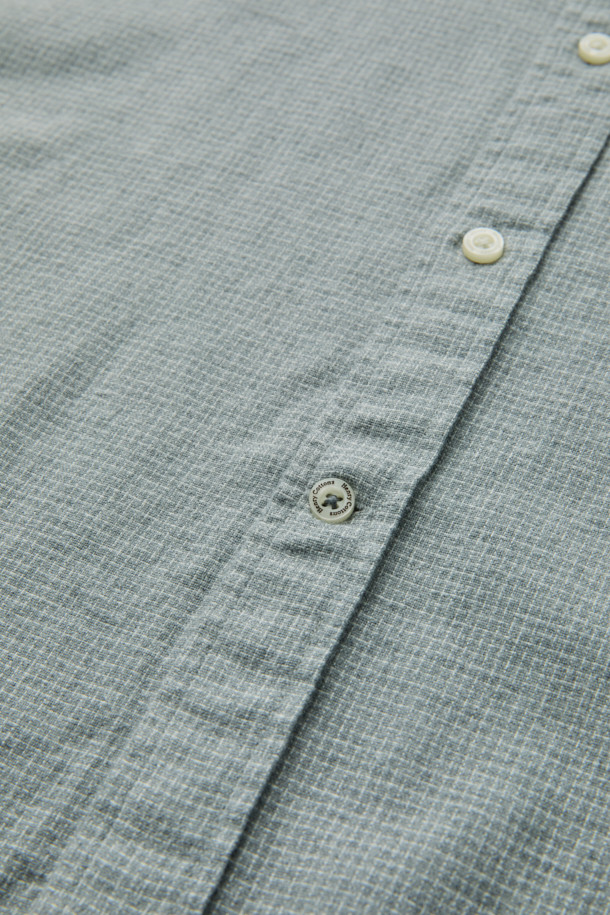 마이크로 하운드투스 셔츠 (레귤러핏)는 멜란지 그레이 컬러의 베이직 스타일 셔츠입니다. 부드러운 면 소재에 기모 안감을 더해 겨울철에도 따뜻하게 착용할 수 있습니다. 은은한 하운드투스 패턴이 특징이며, 뒷면 요크 주름 디테일과 가슴 로고 자수, 버튼다운 네크라인으로 포인트를 더했습니다. 레귤러핏으로 제작되어 편안한 착용감을 선사하며, 11월부터 2월까지 착용하기 좋습니다. 겨울 데일리룩, 출근룩, 비즈니스 캐주얼 스타일로 활용하기 좋은 아이템입니다.
