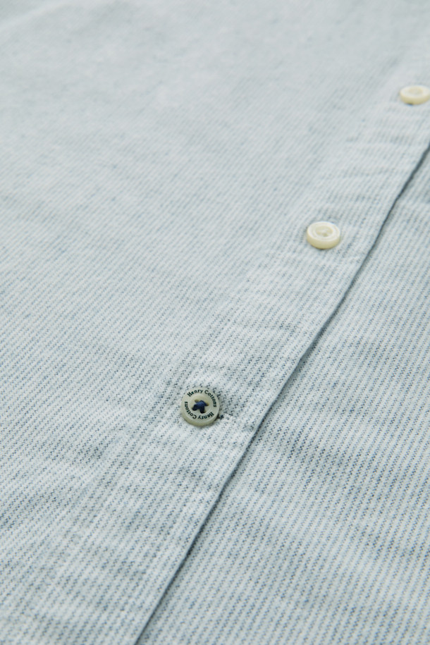 **핀 스트라이프 셔츠 (레귤러핏)**

부드러운 면 기모 옥스포드 원단으로 제작된 핀 스트라이프 셔츠입니다. 화이트와 블루 두 가지 색상으로 출시되었으며, 베이직한 디자인으로 비즈니스 캐주얼 및 일상 룩에 활용하기 좋습니다. 레귤러핏으로 편안한 착용감을 선사하며, 버튼다운 네크라인과 긴 소매 기장이 특징입니다. 가슴 부분에는 로고 자수, 뒷면에는 요크 주름 디테일이 더해져 고급스러운 분위기를 연출합니다. 겨울철 출근룩에 클래식하고 미니멀한 스타일을 더해보세요.
