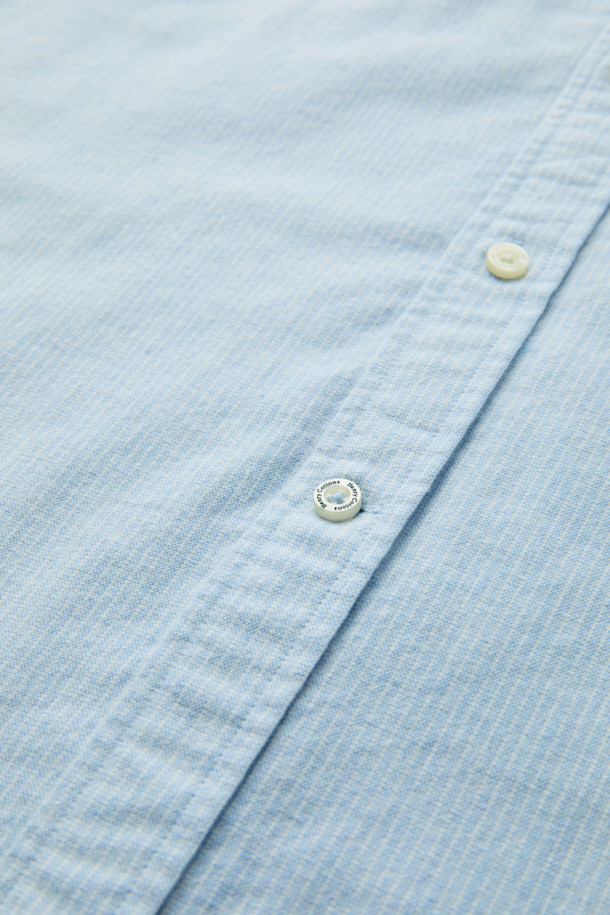 라이트 블루와 화이트 컬러의 핀 스트라이프 셔츠입니다. 옥스포드 기모 원단으로 제작되어 겨울철에도 따뜻하게 착용 가능하며, 부드러운 촉감이 특징입니다. 레귤러핏으로 제작되어 비즈니스 캐주얼 및 일상룩에 활용하기 좋으며, 뒷면 요크 주름 디테일과 가슴 로고 자수가 디자인의 포인트를 더합니다. 버튼다운 칼라와 긴 소매 기장으로 클래식, 미니멀, 캐주얼 스타일을 연출할 수 있습니다. 보온성을 갖춘 베이직한 디자인의 셔츠를 만나보세요.
