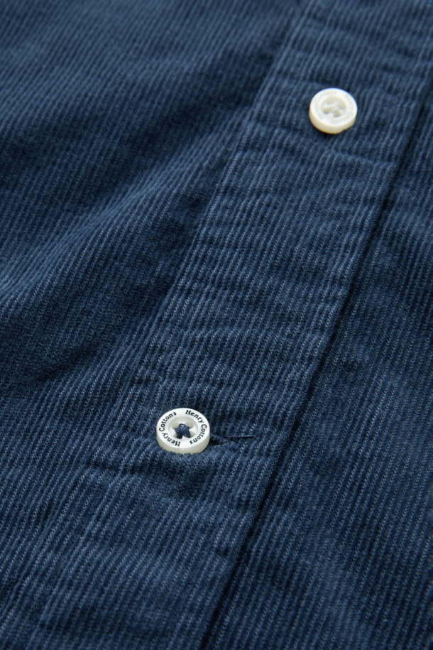 터키 KIPAS사의 수입 코듀로이 원단을 사용한 [Imported Fabric] 코듀로이 솔리드 셔츠 (컴포트핏)입니다. 톤온톤 네이비 컬러의 투톤 배색이 특징이며, 버튼다운 카라 디자인으로 클래식한 분위기를 연출합니다. 가슴 포켓과 뒷면 요크 주름 디테일이 돋보이며, 헨리코튼 라벨로 고급스러움을 더했습니다. 겨울철 비즈니스 캐주얼 및 데일리룩에 활용하기 좋은 긴소매 셔츠입니다. 컴포트핏으로 편안한 착용감을 선사합니다.
