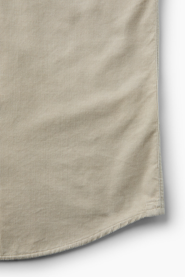 [Imported Fabric] 코듀로이 솔리드 셔츠 (컴포트핏)는 터키 KIPAS사의 고급 원단을 사용하여 제작된 남성용 셔츠입니다. 부드러운 코듀로이 소재와 베이직한 디자인으로 겨울철 비즈니스 캐주얼 및 데일리룩에 적합합니다. 버튼다운 카라와 가슴 포켓 디테일이 클래식하면서도 미니멀한 스타일을 연출합니다. 뒷면 요크 주름이 활동성을 높이고, 투톤 컬러감으로 은은한 멋을 더했습니다. 컴포트핏으로 편안한 착용감을 선사하며, 헨리코튼 라벨이 고급스러움을 더합니다.
