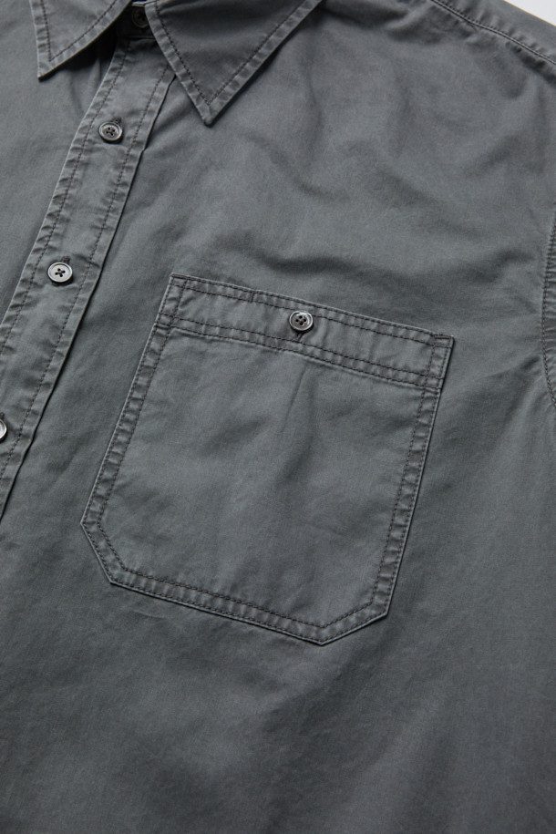 피그먼트 솔리드 셔츠 (릴렉스핏)는 빈티지한 무드를 연출하는 남성용 셔츠입니다. 부드러운 워싱 가공 면 소재로 제작되어 편안한 착용감을 선사하며, 가을, 겨울에 활용하기 좋습니다. 릴렉스핏으로 여유로운 실루엣을 제공하며, 헨리넥 디자인과 가슴 포켓 디테일이 특징입니다. 뒷면 요크 주름으로 활동성을 높였으며, 무지 디자인과 톤 다운된 그레이 컬러로 다양한 스타일 연출에 용이합니다. 캐주얼, 클래식, 미니멀 스타일을 즐겨 입는 분들께 추천하며, 가을 나들이룩, 겨울 데일리룩, 동네 마실룩 등 TPO에 구애받지 않고 활용할 수 있습니다.
