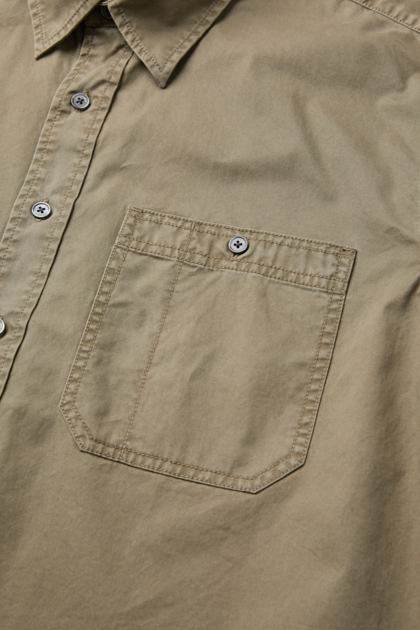 피그먼트 솔리드 셔츠 (릴렉스핏)는 가을, 겨울 시즌에 어울리는 베이지 컬러의 릴렉스핏 셔츠입니다. 부드러운 면 소재로 제작되어 편안한 착용감을 선사하며, 헨리넥 디자인과 가슴 포켓 디테일이 돋보입니다. 빈티지하면서도 베이직한 스타일로, 출근룩이나 비즈니스 캐주얼에 활용하기 좋습니다. 헨리코튼 포인트 라벨과 피그먼트 워싱, 뒷면 요크 주름 디테일이 특징이며, 톤온톤 스타일링으로 미니멀하고 클래식한 무드를 연출할 수 있습니다. 긴 소매 기장의 레귤러 기장으로, 다양한 하의와 매치하여 캐주얼한 룩을 완성해보세요.
