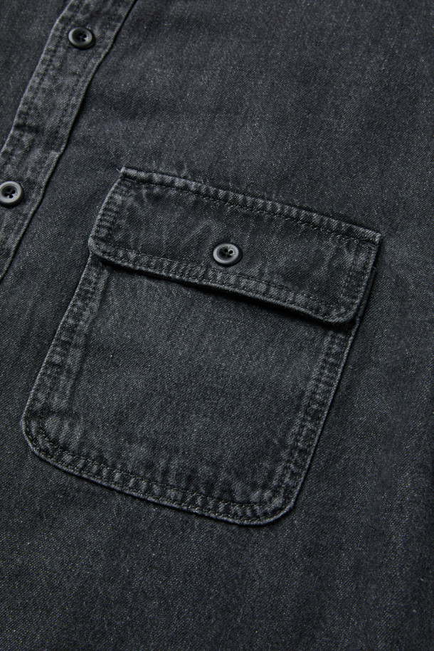 톤 다운된 그레이 컬러의 데님 아우터형 셔츠입니다. 부드러운 면 소재로 제작되어 편안한 착용감을 선사하며, 가을 시즌에 활용하기 좋습니다. 루즈핏으로 제작되어 캐주얼한 스타일을 연출하며, 헨리코튼 포인트 라벨과 옆선 트임, 워싱 가공 디테일이 돋보입니다. 출근룩이나 모임룩 등 다양한 TPO에 활용할 수 있으며, 미니멀, 클래식 스타일과도 잘 어울립니다. 긴 소매 기장의 레귤러 기장으로, 데일리 아이템으로 활용하기 좋습니다.
