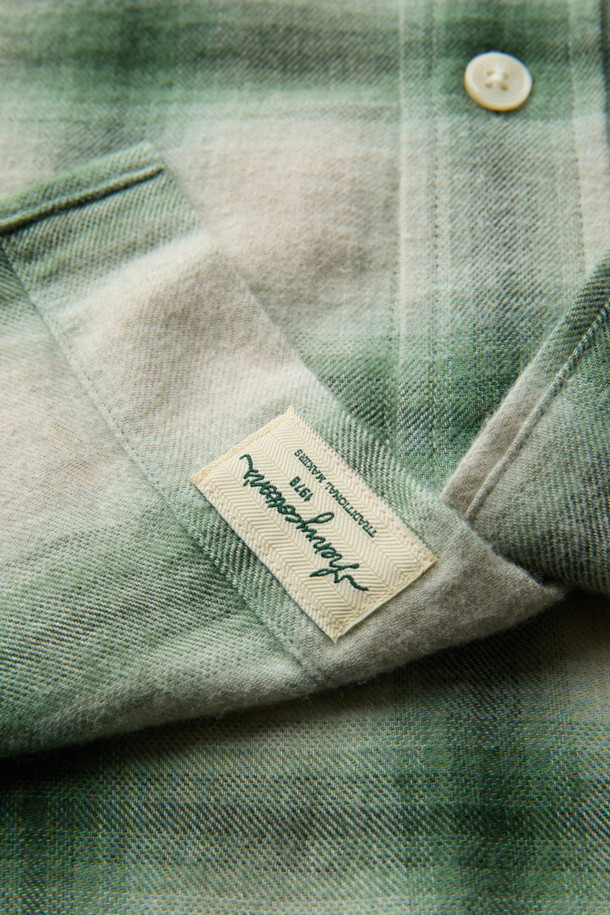 [imported Fabric] 그린 옴브레 체크 셔츠 (컴포트핏)는 캐주얼과 클래식 스타일을 아우르는 남성용 셔츠입니다. 면과 울 혼방 소재로 제작되어 겨울철에도 따뜻하게 착용 가능하며, 두꺼운 두께감으로 포근함을 더했습니다. 그린과 아이보리 컬러가 조화롭게 어우러진 옴브레 체크 패턴이 빈티지한 무드를 자아냅니다. 가슴 포켓, 뒷면 요크 주름, 헨리코튼 라벨 디테일이 돋보이며, 가슴둘레 122CM의 컴포트핏으로 편안한 착용감을 제공합니다. 11월부터 2월까지 착용하기 적합한 긴 소매 셔츠입니다.
