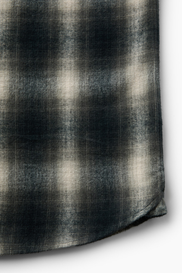 [imported Fabric] 블랙 옴브레 체크 셔츠 (컴포트핏)는 일본 SUNWELL사의 원단을 사용하여 제작된 캐주얼 셔츠입니다. 면 100% 트윌 기모 소재로 부드러운 촉감과 보온성을 제공하며, 겨울철 데일리룩에 적합합니다. 블랙, 아이보리, 그레이 세 가지 색상으로 출시되었으며, 옴브레 체크 패턴이 빈티지한 무드를 더합니다. 가슴 포켓과 뒷면 요크 주름 디테일, 헨리코튼 라벨이 특징이며, 컴포트핏으로 편안하게 착용 가능합니다. 착용 시기는 11월부터 2월까지입니다.
