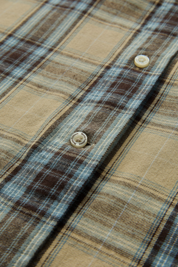 옐로우와 블루 컬러의 체크 패턴이 돋보이는 옐로우 블루 체크 셔츠 (컴포트핏)입니다. 부드러운 촉감의 면과 기모 소재로 제작되어 겨울철에도 따뜻하게 착용 가능합니다. 버튼다운 카라 디자인과 긴 소매 기장으로 클래식한 느낌을 주며, 일상생활에서 캐주얼하게 연출하기 좋습니다. 가슴 부분에는 로고 자수, 뒷면에는 요크 주름 디테일이 더해져 밋밋함을 덜었습니다. 컴포트핏으로 편안한 착용감을 제공하며, 데일리룩에 활용하기 좋은 아이템입니다.
