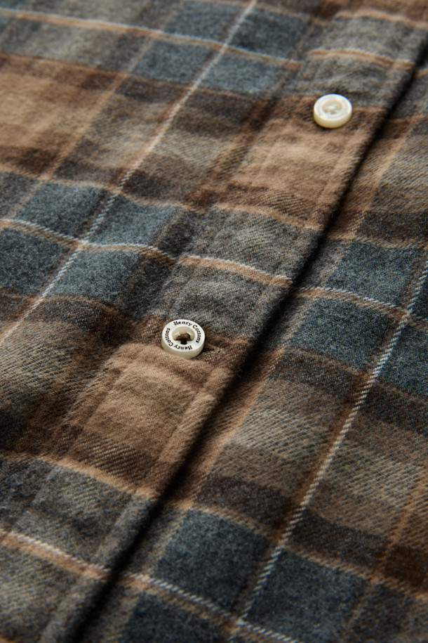 스페인 Sidogras사의 수입 원단을 사용한 브라운 & 그레이 체크 셔츠입니다. 100% 코튼 트윌 기모 원단으로 제작되어 겨울철에도 따뜻하게 착용 가능합니다. 레귤러 핏으로 제작되어 편안한 착용감을 선사하며, 버튼다운 카라와 가슴 로고 자수, 뒷면 요크 주름 디테일이 특징입니다. 비즈니스 캐주얼 및 겨울 데일리룩에 활용하기 좋으며, 캐주얼, 클래식, 미니멀 스타일을 모두 소화할 수 있습니다. 긴소매 기장의 두께감 있는 셔츠입니다.
