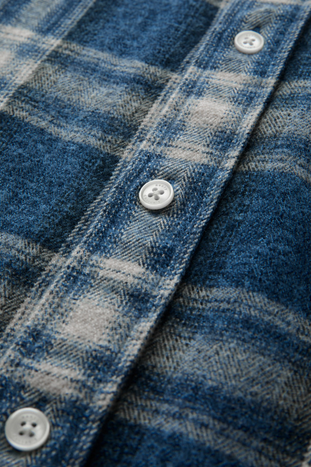 일본 Shibaya(시바야)사의 부드러운 코튼 100% 원단으로 제작된 [Imported Fabric] 블루 체크 셔츠입니다. 캐주얼 스타일에 적합하며, 옴브레, 헤링본 패턴이 조화롭게 디자인되었습니다. 가슴 포켓과 뒷 요크 주름 디테일이 돋보이며, 헨리코튼 라벨로 고급스러움을 더했습니다. 11월부터 2월까지, 기모 안감으로 따뜻하게 착용할 수 있는 긴 소매 셔츠입니다. 여유로운 컴포트핏으로 편안한 착용감을 선사합니다.
