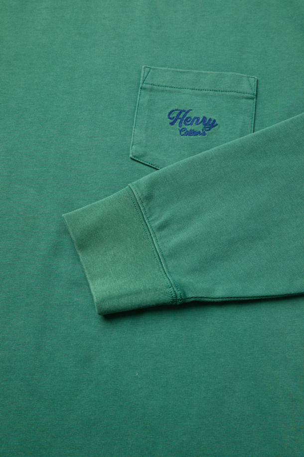 피그먼트 라운드 티는 가을, 겨울 시즌에 어울리는 캐주얼 스타일의 긴소매 티셔츠입니다. 부드러운 면 소재에 루즈핏으로 편안한 착용감을 선사하며, 라운드넥 디자인으로 다양한 스타일 연출이 가능합니다. 그린 컬러의 무지 패턴에 피그먼트 워싱 가공을 더해 빈티지하고 헤리티지한 무드를 자아냅니다. 좌측 가슴 포켓과 자수 디테일이 돋보이며, 싱글 저지 원단으로 제작되어 활용도가 높습니다.
