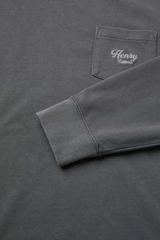 부드러운 면 소재로 제작되어 편안한 착용감을 선사하는 피그먼트 라운드 티입니다. 캐주얼하고 베이직한 스타일로, 가을과 겨울에 활용하기 좋습니다. 톤 다운된 그레이 컬러와 루즈핏으로 어떤 룩에도 자연스럽게 어울립니다. 가슴 포켓 디테일과 자수 포인트가 밋밋함을 덜어주며, 피그먼트 워싱 처리로 헤리티지 무드를 더했습니다. 출근룩 또는 캠핑룩, 캐주얼이나 클래식 스타일 모두 소화 가능한 활용도 높은 아이템입니다.
