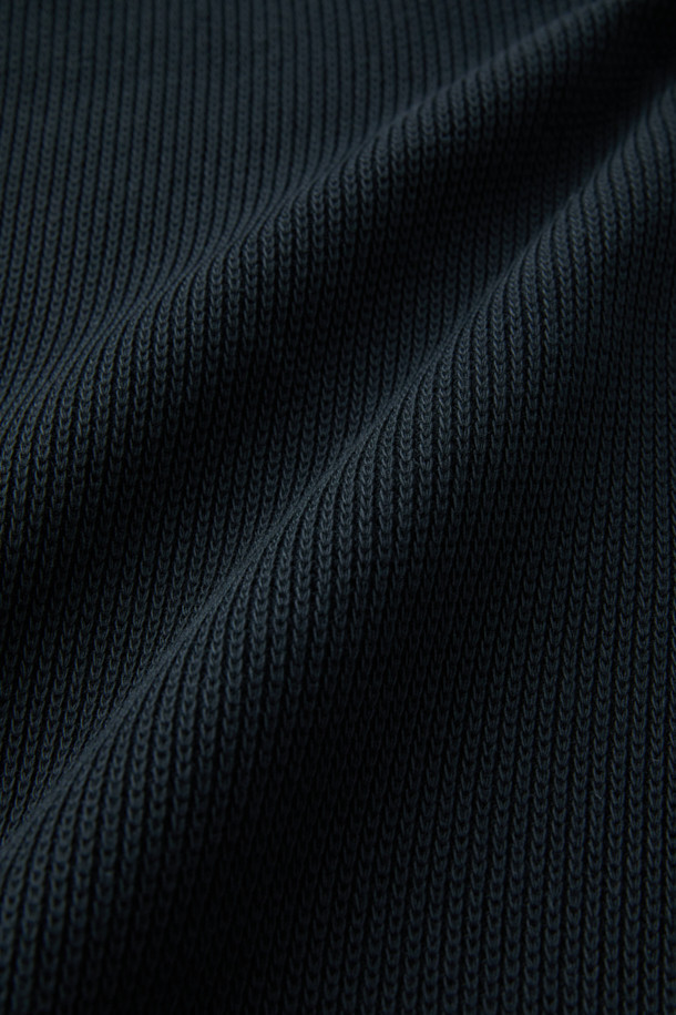 잔조직 맨투맨은 가을과 겨울에 어울리는 두꺼운 두께감의 루즈핏 맨투맨입니다. 블랙 컬러로, 베이직하면서 클래식한 스타일을 연출하기 좋습니다. 립조직 소매단과 밑단, 밀도감 있는 원단으로 제작되어 튼튼하며 입체적인 촉감을 느낄 수 있습니다. 크루넥 디자인에 긴소매로 제작되었으며, 니트 조직 패턴이 돋보입니다. 가슴둘레 118cm로 넉넉한 핏을 제공하여 겨울 데일리룩, 미니멀, 캐주얼 스타일링에 활용하기 좋습니다.
