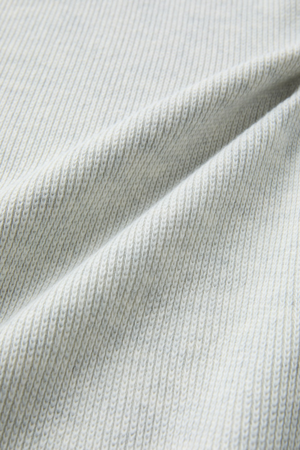 잔조직 맨투맨은 부드러운 면 소재로 제작되어 가을, 겨울철 넉넉하고 포근한 착용감을 선사합니다. 베이직하고 클래식한 무드의 무지 디자인에 루즈핏으로 편안함을 더했으며, 라운드넥과 긴 소매 기장으로 어떤 스타일에도 잘 어울립니다. 니트 조직감의 텍스처가 특징이며, 립 조직으로 마감된 소매와 밑단이 깔끔한 실루엣을 연출합니다. 아이보리, 화이트 두 가지 색상으로 출시되었으며, 가슴둘레 118cm로 여유로운 핏을 제공합니다. 겨울 데일리룩, 집콕룩, 산책룩 등 다양한 상황에서 클래식, 미니멀, 캐주얼 스타일을 연출하기 좋습니다.
