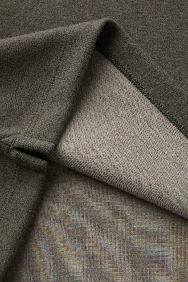 따뜻함과 스타일을 모두 갖춘 소프트 하이브리드 카라티입니다. 부드러운 촉감의 본딩 소재에 두꺼운 두께감으로 가을, 겨울 시즌 보온성을 높였습니다. 클래식한 무드의 레귤러핏으로 제작되었으며, 브라운 컬러의 무지 디자인이 어떤 스타일에도 잘 어울립니다. 자개 단추 디테일과 스웨이드 배색 플라켓, 양옆 슬릿으로 포인트를 더했습니다. 겨울 데일리룩, 모임룩, 비즈니스 캐주얼까지 다양한 TPO에 활용할 수 있는 클래식, 미니멀, 캐주얼 스타일의 카라티입니다.
