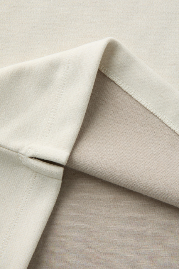 소프트 하이브리드 카라티는 부드러운 촉감의 본딩 원단으로 제작되어 가을, 겨울, 초봄까지 폭넓게 활용 가능한 긴소매 카라티입니다. 클래식한 무드를 연출하며, 레귤러 핏으로 편안한 착용감을 선사합니다. 화이트 컬러에 자개 단추 디테일과 스웨이드 배색 플라켓이 고급스러운 포인트를 더합니다. 보온성을 갖춘 두꺼운 두께감과 양옆 슬릿 디자인으로 활동성을 높였으며, 출근룩, 비즈니스 캐주얼, 겨울 데일리룩 등 다양한 TPO에 잘 어울립니다. 클래식, 미니멀, 캐주얼 스타일을 즐겨 입는 분들께 추천합니다.
