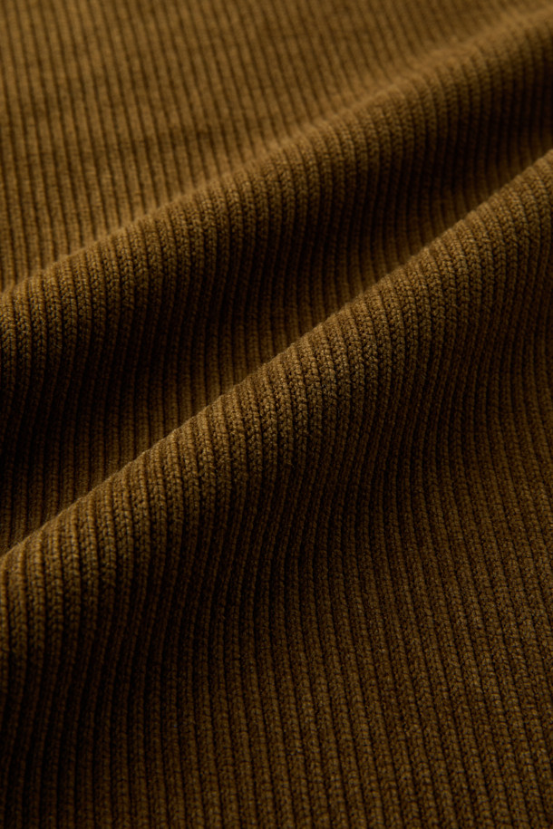 가을, 겨울 시즌에 안성맞춤인 브라운 컬러의 코듀로이 집업 카라티입니다. 루즈핏으로 제작되어 편안한 착용감을 선사하며, 하프 집업 디자인과 카라 디테일로 캐주얼, 클래식, 미니멀 스타일을 모두 소화할 수 있습니다. 부드러운 코듀로이 소재에 두꺼운 두께감으로 보온성을 높였으며, 9월부터 3월까지 폭넓게 활용 가능합니다. 출근룩은 물론 모임룩으로도 손색없는, 여유로운 실루엣의 무지 디자인이 특징입니다. 가슴둘레 116cm로 넉넉한 핏을 제공합니다.
