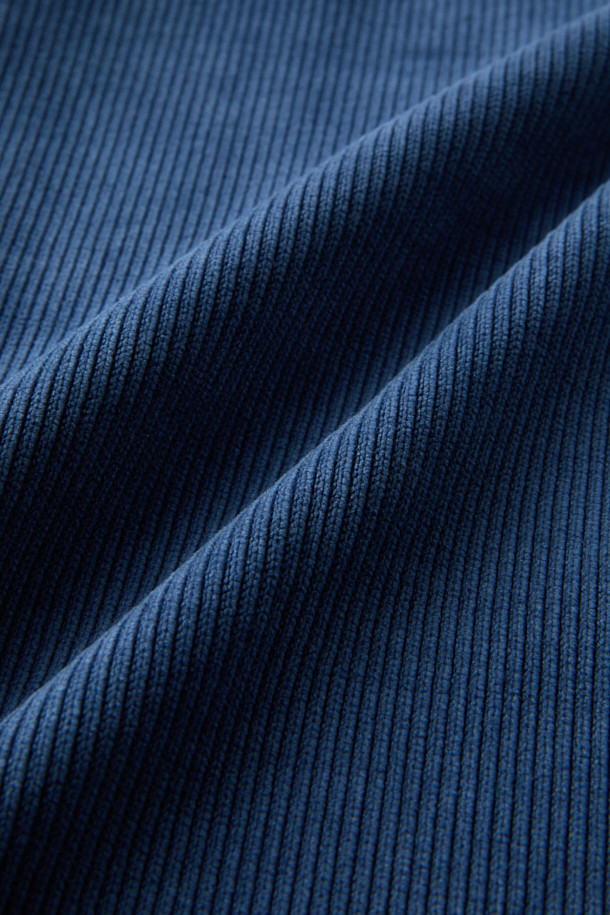 부드러운 코듀로이 소재로 제작되어 따뜻하고 포근한 착용감을 선사하는 집업 카라티입니다. 캐주얼과 클래식 스타일을 모두 아우르는 디자인으로, 가을과 겨울철 데일리룩, 카페룩, 산책룩 등 다양한 TPO에 활용하기 좋습니다. 루즈핏과 긴 소매 기장으로 편안한 착용감을 제공하며, 보온성을 높여 추운 날씨에도 따뜻하게 입을 수 있습니다. 블루 컬러의 무지 디자인에 하프 집업과 지퍼 디테일로 포인트를 주어 미니멀하면서도 세련된 무드를 연출합니다. 카라넥 디자인으로 깔끔한 느낌을 더했습니다.
