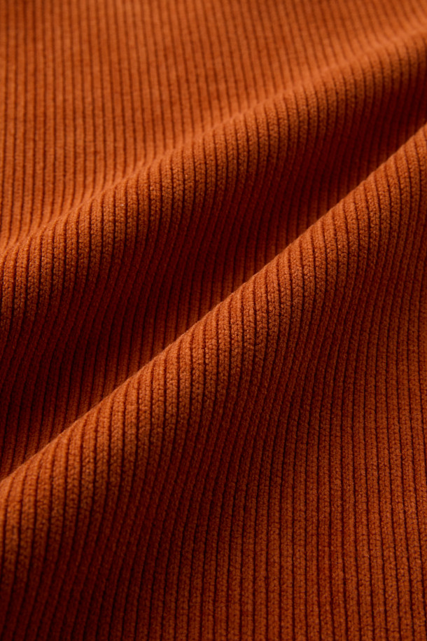 따뜻하고 포근한 분위기를 연출하는 코듀로이 집업 카라티입니다. 부드러운 촉감의 코듀로이 소재와 루즈핏으로 편안한 착용감을 선사하며, 가을과 겨울에 따뜻하게 입기 좋습니다. 클래식하면서도 캐주얼한 스타일을 연출할 수 있으며, 하프 집업 디자인과 골조직 텍스처가 특징입니다. 오렌지, 브라운 두 가지 컬러로 출시되어 취향에 맞게 선택 가능하며, 출근룩이나 모임룩으로 활용하기 좋습니다. 
