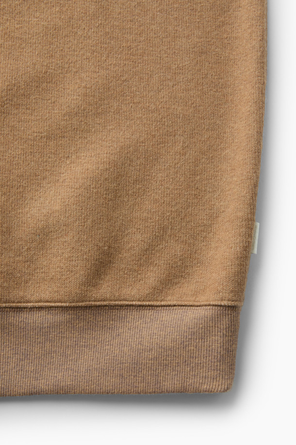 베이지와 브라운 컬러의 텍스처드 하프 집업입니다. 울 소재에 멜란지 패턴으로 포근하고 고급스러운 느낌을 주며, 루즈핏 디자인과 하이넥으로 편안한 착용감을 선사합니다. 가을, 겨울 시즌에 어울리는 두꺼운 두께감으로 보온성을 높였으며, 부드러운 촉감이 특징입니다. 하프 집업 디자인, 넥 안쪽 시보리 립 마감, 소매와 밑단 립 처리, 나일론 배색 디테일로 캐주얼, 클래식, 미니멀 스타일 모두 소화 가능합니다. 출근룩이나 캠핑룩 등 다양한 TPO에 활용해보세요.
