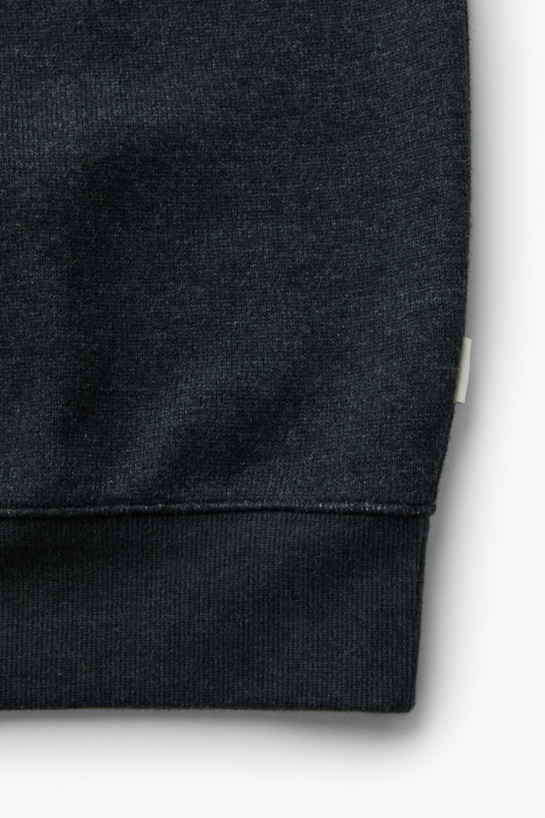 가을, 겨울 시즌에 어울리는 텍스처드 하프 집업 스웻셔츠입니다. 부드러운 울 소재와 하이넥 디자인으로 보온성을 높였으며, 멜란지 패턴으로 세련된 무드를 더했습니다. 캐주얼, 클래식, 미니멀 스타일을 소화하며 출근룩으로도 활용하기 좋습니다. 하프 집업 지퍼와 넥, 소매, 밑단 립 처리, 나일론 배색 디테일로 완성도를 높였습니다. 루즈핏으로 편안한 착용감을 선사합니다.
