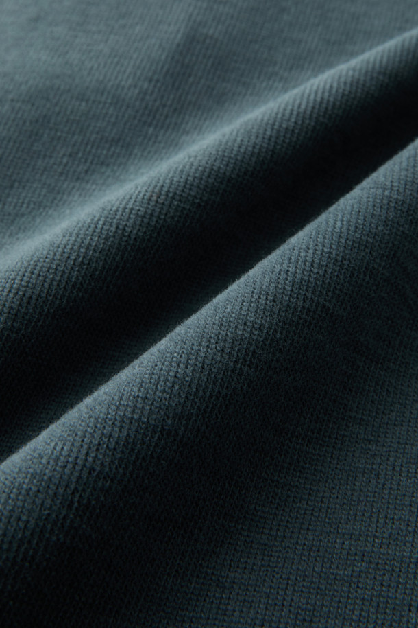 벨루토 헨리넥은 가을, 겨울에 따뜻하게 입기 좋은 기모 안감의 긴소매 티셔츠입니다. 베이직한 스타일로 일상에서 편안하게 착용할 수 있으며, 두께감 있는 소재로 제작되어 보온성을 높였습니다. 헨리넥 디자인과 사이드 슬릿, 톤온톤 마감 디테일이 돋보이며, 버튼 여밈으로 포인트를 더했습니다. 레귤러핏으로 제작되어 편안한 착용감을 제공하며, 미니멀, 캐주얼, 클래식 스타일을 즐기는 분들께 추천합니다. 집콕룩이나 동네 마실룩 등 다양한 상황에서 활용하기 좋습니다.
