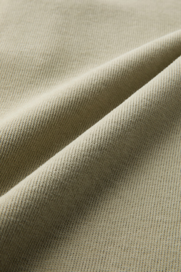 부드러운 촉감의 벨루토 헨리넥 상의입니다. 가을, 겨울에 어울리는 두꺼운 두께감으로, 브러쉬드 립 원단과 기모 안감을 사용하여 따뜻함을 더했습니다. 베이직한 스타일로 일상, 집콕, 동네 마실 등 다양한 TPO에 활용 가능하며, 캐주얼, 미니멀, 클래식 스타일을 연출하기 좋습니다. 헨리넥 디자인과 레귤러핏으로 편안한 착용감을 선사하며, 사이드 슬릿 디테일과 톤온톤 마감, 버튼 여밈으로 포인트를 더했습니다. 긴 소매 기장의 무지 디자인으로 어떤 하의와도 쉽게 매치할 수 있습니다.
