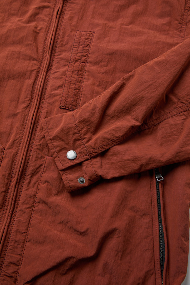 가을 채트윈 점퍼는 쌀쌀한 가을 날씨에 가볍게 걸치기 좋은 베이직한 디자인의 점퍼입니다. 부드러운 촉감의 면, 폴리에스테르, 나일론 혼방 소재로 제작되어 편안한 착용감을 선사합니다. 발수 가공과 보온 기능을 갖춰 쾌적하게 입을 수 있으며, 셔츠형 디자인과 베이직핏으로 캐주얼하고 미니멀한 스타일을 연출합니다. 래글런 소매(뒷판)와 셋인 소매(앞판) 디자인, 지퍼 포켓, 가슴 포켓, 부분 안감 디테일로 실용성을 더했습니다. 여행룩, 산책룩 등 다양한 TPO에 활용하기 좋은 아이템입니다.
