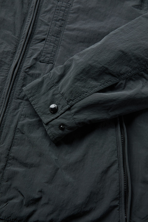 가을 채트윈 점퍼는 일상에서 편안하게 착용하기 좋은 베이직 스타일의 점퍼입니다. 면, 폴리에스테르, 나일론 혼방 소재로 제작되어 부드러운 촉감과 은은한 광택감을 선사하며, 가을 날씨에 적합한 보온 기능을 제공합니다. 발수 가공 처리를 하여 생활 방수 기능까지 갖췄으며, 셔츠형 디자인에 지퍼 여밈 방식으로 간편하게 착용할 수 있습니다. 앞판 셋인 소매와 뒷판 래글런 소매 디자인으로 활동성을 높였으며, 가슴 포켓과 사이드 지퍼 포켓으로 실용성을 더했습니다. 가을 나들이룩, 산책룩 등 캐주얼, 미니멀, 클래식 스타일을 즐기는 고객에게 추천합니다.
