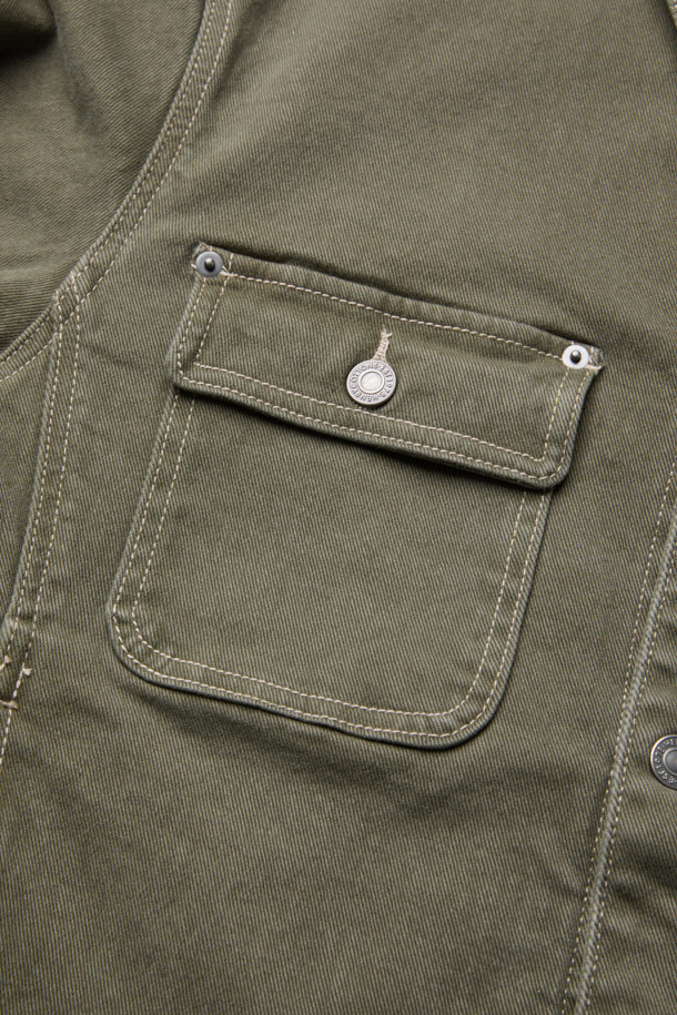 세련된 워크웨어 무드의 데님 스트레치 점퍼입니다. 빈티지한 카키 컬러와 무지 디자인이 어우러져 다양한 스타일을 연출하기 좋습니다. 가슴 포켓, 멀티 포켓, 리벳 장식, 밑단 비죠 디테일 등 섬세한 디테일이 돋보이며, 컴포트핏으로 편안한 착용감을 선사합니다. 신축성 있는 데님 소재로 활동성을 높였으며, 크롭 기장과 긴 소매 디자인으로 트렌디함을 더했습니다. 데이트룩, 모임룩 등 캐주얼하고 미니멀한 스타일을 연출하고 싶을 때 적합합니다.
