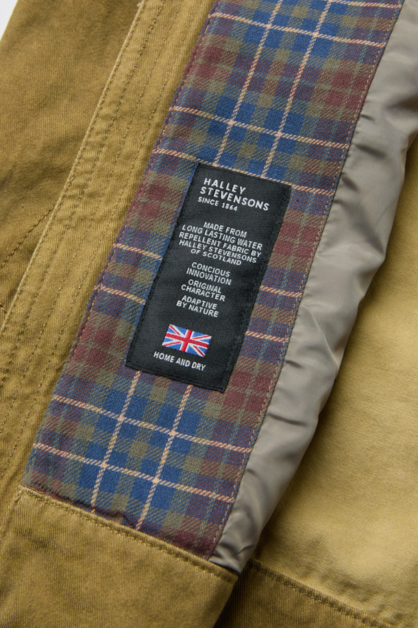 세련된 무드의 [Imported Fabric] 배색 해링턴 점퍼입니다. 면 소재로 제작되어 견고한 촉감과 편안한 착용감을 선사하며, 가을 시즌에 적합합니다. 베이지 컬러의 체크 패턴이 캐주얼하면서도 미니멀한 스타일을 연출합니다. 밑단 사이드 엘라스틱 밴드, 소매 커프스 턱 디테일, 내부 Halley Stevensons 체크 배색으로 디자인의 완성도를 높였습니다. 출근룩과 모임룩 등 다양한 TPO에 활용 가능하며, 캐주얼, 미니멀, 클래식 스타일을 즐기는 분들께 추천합니다.
