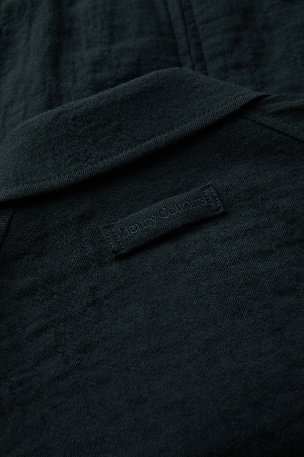 **[Italian Fabric] 크리즈 울 집업 블루종**

이탈리안 원단의 [Italian Fabric] 크리즈 울 집업 블루종은 미니멀하고 클래식한 스타일을 추구하는 남성분들을 위한 가을 시즌 필수 아이템입니다. 톤 다운된 블루 컬러가 세련된 느낌을 주며, 부드러운 울 소재로 제작되어 편안한 착용감을 선사합니다. 셔츠 카라와 투웨이 지퍼, 래글런 소매, 사이드 포켓, 부분 안감, 크리즈 텍스처 등 섬세한 디테일이 돋보이는 제품입니다. 컴포트 핏으로 제작되어 출근룩, 비즈니스 캐주얼, 모임룩 등 다양한 TPO에 활용 가능하며, 클래식, 미니멀, 시크한 스타일을 연출하기에 좋습니다.
