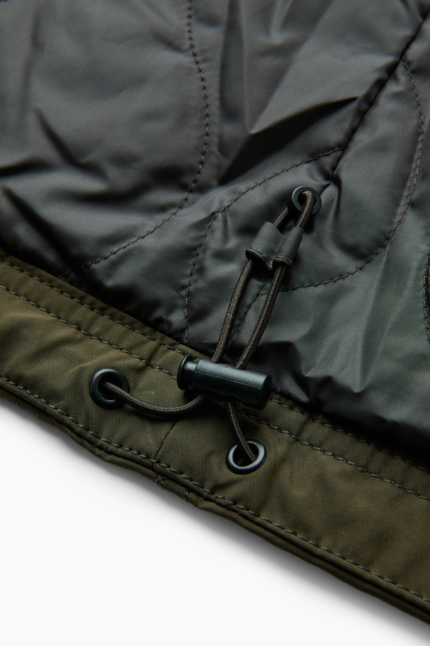 가을 시즌 아웃도어 활동과 일상에서 활용하기 좋은 패디드 후드 점퍼입니다. 카키와 올리브 두 가지 색상으로 출시되었으며, 세미 오버핏으로 편안한 착용감을 선사합니다. 발수 가공된 나일론, 폴리에스테르 혼방 소재에 두꺼운 패딩 충전재를 사용하여 보온성을 높였습니다. 후드 일체형 디자인과 스트링 디테일, 사이드 플랩 포켓, 소매 턱 디테일이 특징이며, 캠핑룩, 등산룩, 여행룩, 고프코어 및 캐주얼 스타일을 연출하기 좋습니다.
