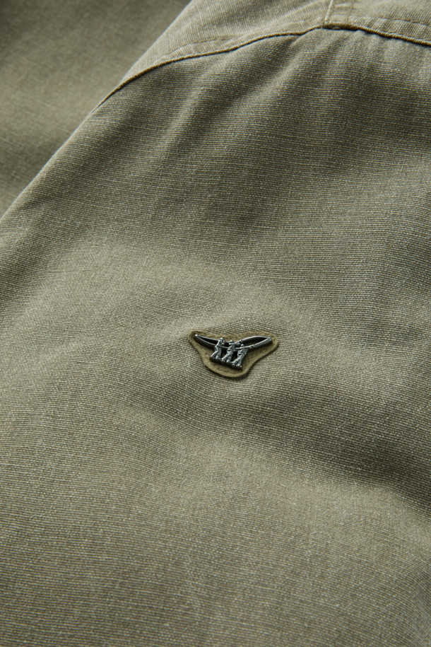 부드러운 코듀로이 소재의 패디드 워싱 디트로이트 점퍼입니다. 워크웨어 무드를 연출하는 컴포트핏으로, 가을에 어울리는 두꺼운 두께감과 긴 소매 기장이 특징입니다. 카키와 올리브 두 가지 색상으로 제공되며, 플랩 디테일, 피그먼트 워싱, 바이오 워싱, 비죠 디테일, 사이즈 조절 기능으로 디자인의 완성도를 높였습니다. 일상복은 물론 가을 나들이룩, 캠핑룩에도 잘 어울리는 워크웨어 스타일의 캐주얼 점퍼입니다.
