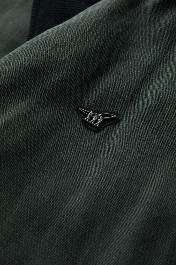 **패디드 워싱 디트로이트 점퍼**는 워크웨어 무드를 담아낸 블랙 컬러의 점퍼입니다. 부드러운 코듀로이 소재에 두꺼운 두께감으로 가을철 따뜻하게 착용 가능하며, 컴포트 핏으로 편안한 착용감을 선사합니다. 피그먼트 워싱, 플랩 디테일, 비죠 디테일 등 워크웨어 스타일을 살린 디자인이 특징입니다. 출근룩과 모임룩 모두 활용 가능하며, 클래식, 미니멀 스타일을 즐겨 입는 분들께 추천합니다. 소매 기장이 긴 긴소매 디자인이며, 사이즈 조절이 가능합니다.
