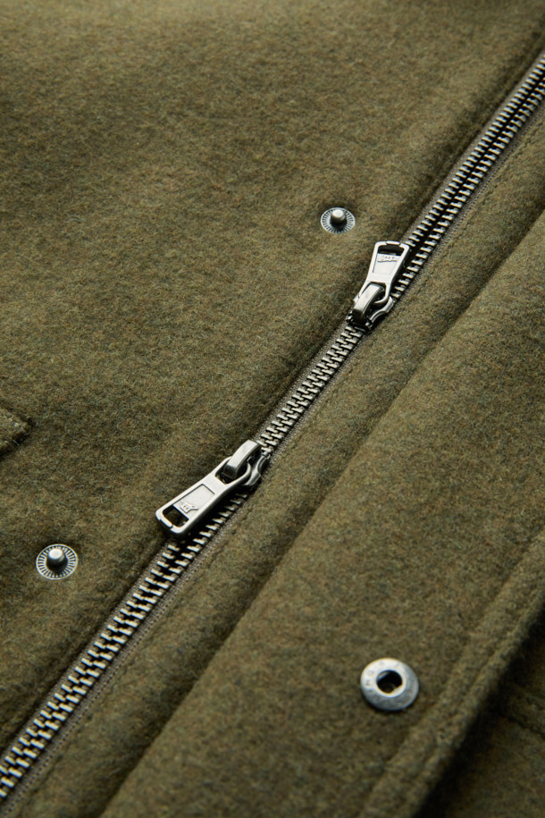 세련된 스타일을 완성하는 울 집업 블루종입니다. 고급스러운 울과 캐시미어 혼방 소재로 제작되어 부드러운 촉감과 뛰어난 보온성을 자랑합니다. 가을, 겨울 시즌에 안성맞춤이며, 클래식한 무드의 무지 디자인으로 다양한 룩에 매치하기 좋습니다. 컴포트 핏으로 편안한 착용감을 선사하며, 사이드 포켓, 밑단 엘라스틱 밴드, 히든 스냅 디테일로 실용성을 더했습니다. 출근룩, 모임룩, 데이트룩 등 폭넓은 TPO에 활용 가능한 머스트 해브 아이템입니다.
