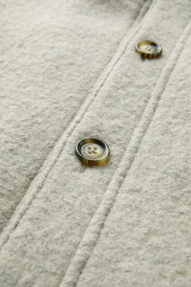 이탈리안 패브릭 디테처블 후드 울 다운 점퍼는 겨울철 당신의 스타일을 책임질 아우터입니다. 고급스러운 이태리 울 원단을 사용하여 부드러운 촉감과 따뜻함을 선사하며, 베이직하고 클래식한 디자인으로 어떤 룩에도 잘 어울립니다. 탈착 가능한 후드로 다양한 스타일 연출이 가능하며, 구스다운 충전재와 퀼팅 디테일로 보온성을 높였습니다. 차분한 그레이 컬러와 베이직핏, 사이드 포켓 디자인으로 출근룩, 오피스룩, 모임룩 등 TPO에 구애받지 않고 시크하고 미니멀한 스타일을 완성할 수 있습니다. 
